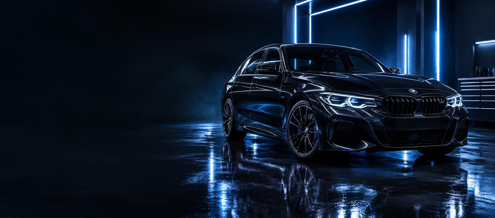 Carro escuro em estúdio com iluminação azul